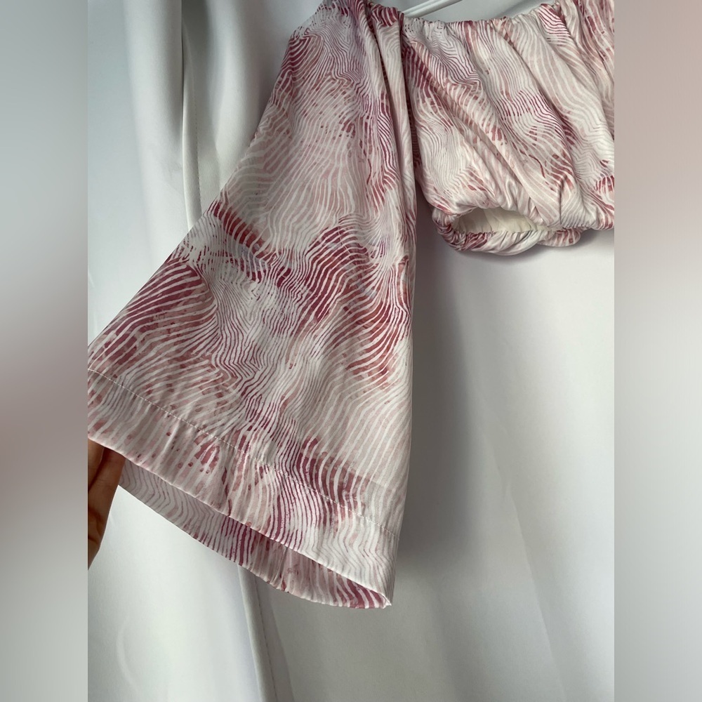 NWOT Dynamite Women's Swirl Pattern cropped Blouse flared sleeves size XS - Picture 5 of 5